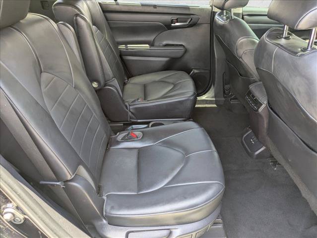 Used 2021 Toyota Highlander XLE FWD image 20