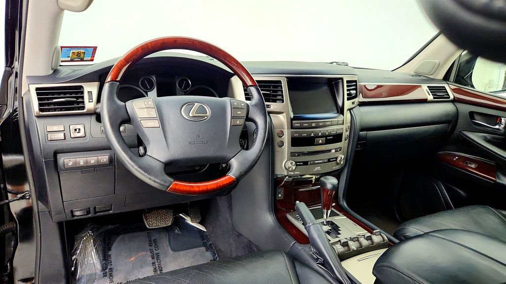 Used 2013 Lexus LX 570 4WD w/ Luxury Pkg image 13