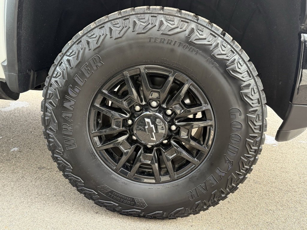 Used 2025 Chevrolet Silverado 2500 ZR2 w/ Technology Package image 13
