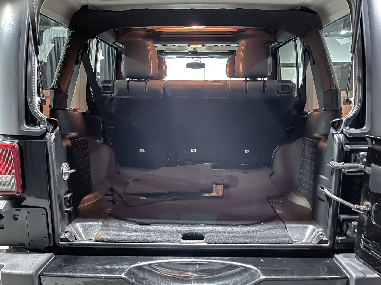 Used 2018 Jeep Wrangler Unlimited Sahara image 9