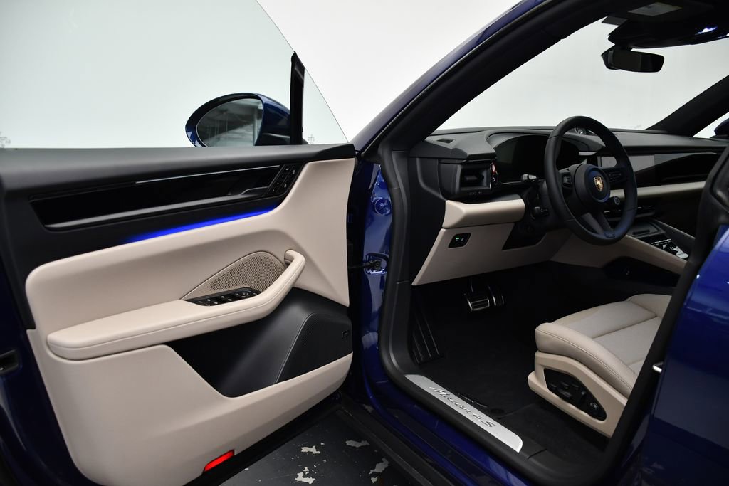 Used 2025 Porsche Macan 4S Electric image 4