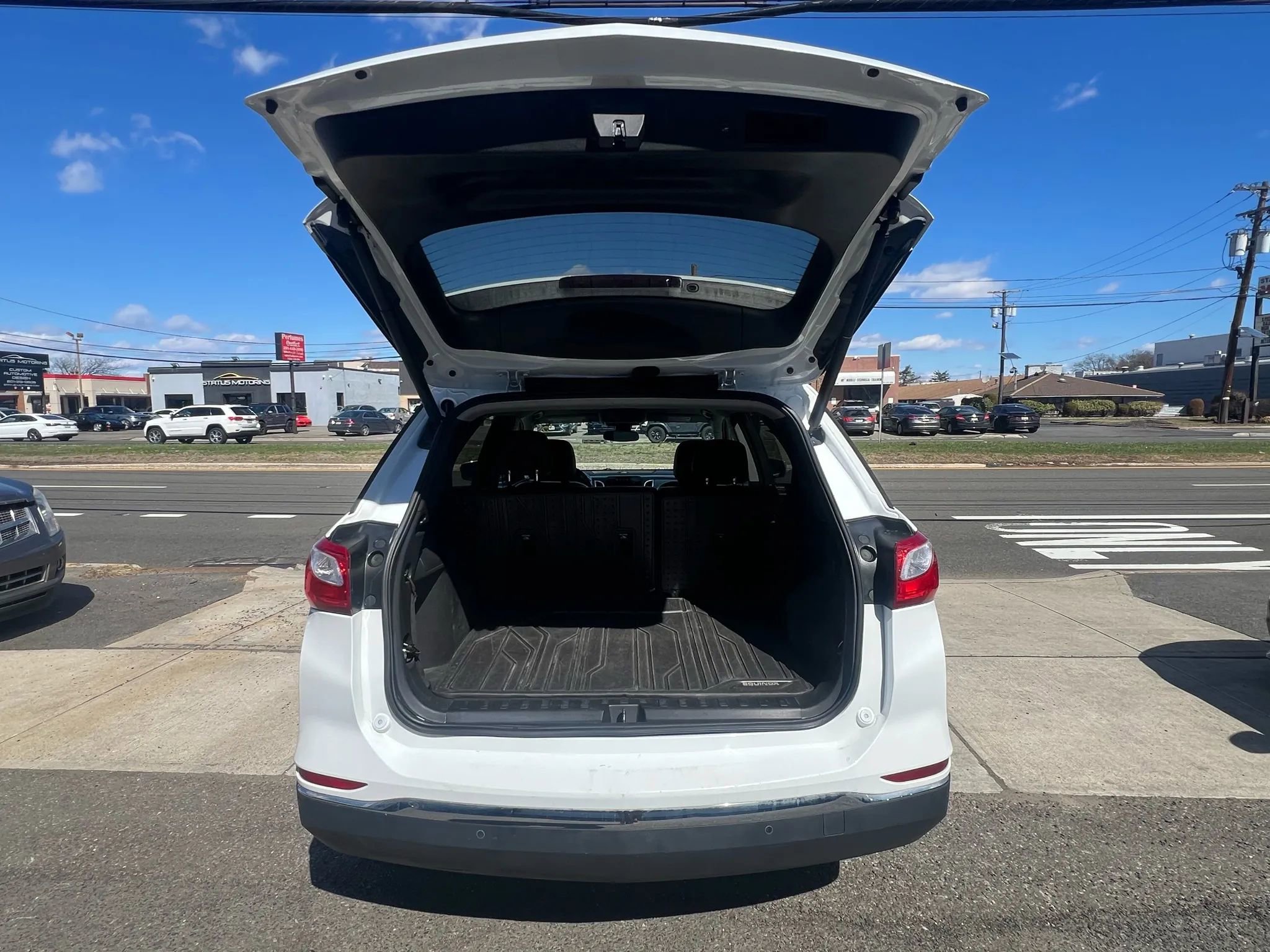 Used 2018 Chevrolet Equinox Premier w/ LPO, Cargo Package AWD/4WD image 9