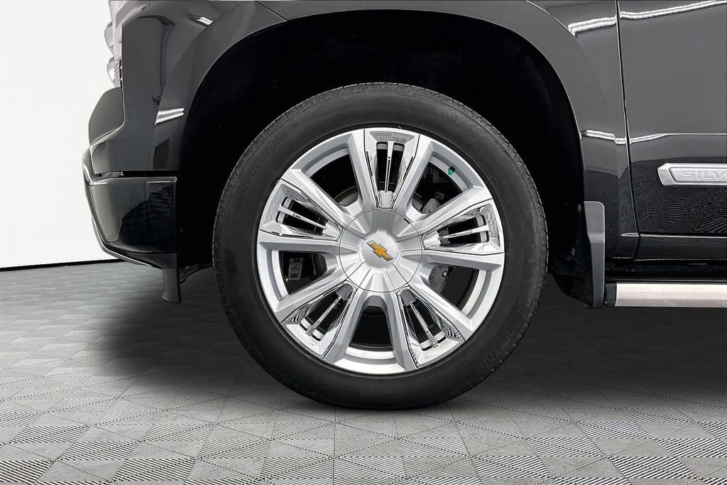 Used 2024 Chevrolet Silverado 1500 High Country w/ High Country Premium Package AWD/4WD image 9