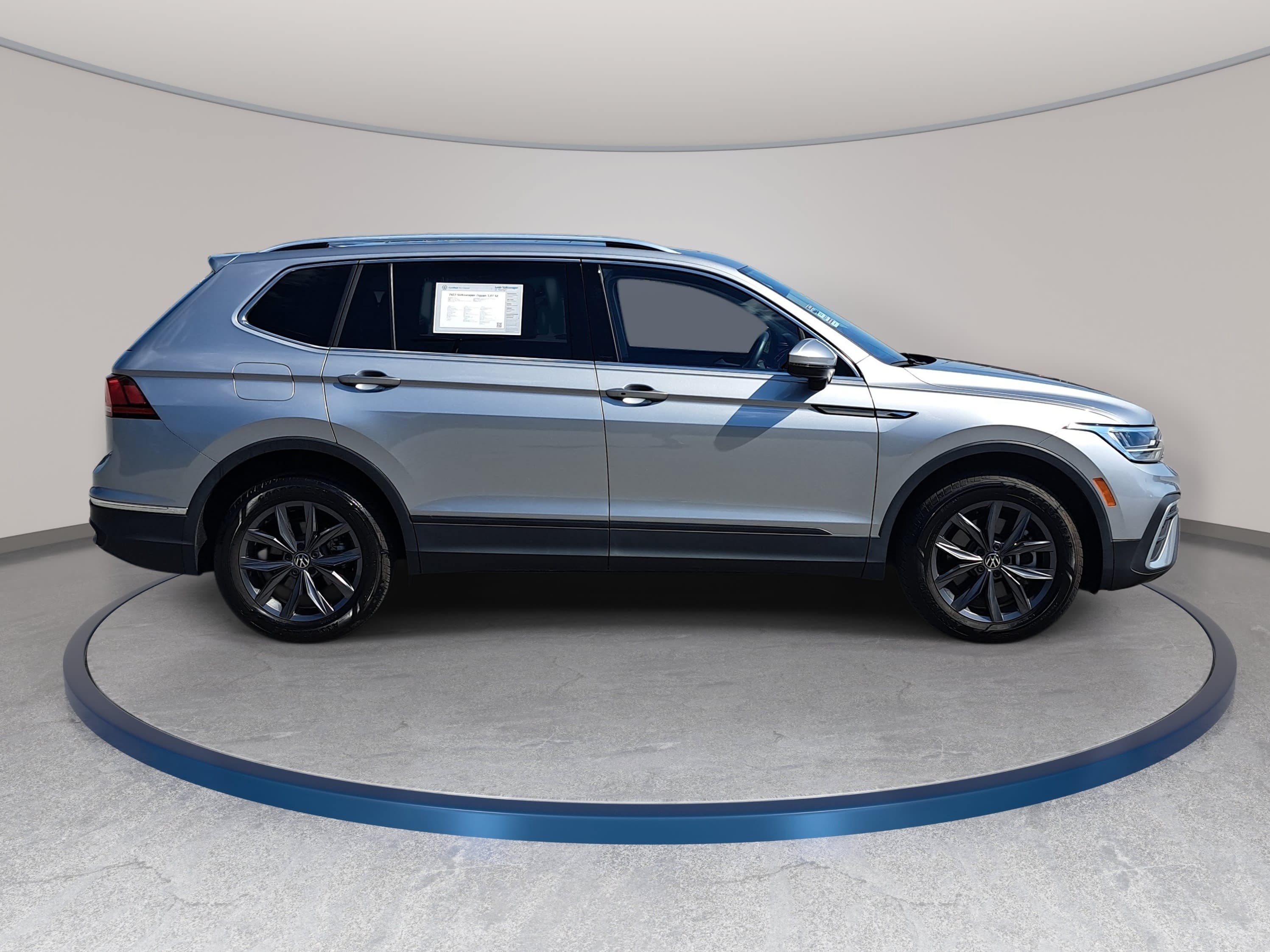 Certified 2023 Volkswagen Tiguan SE w/ Panoramic Sunroof Package AWD/4WD image 4
