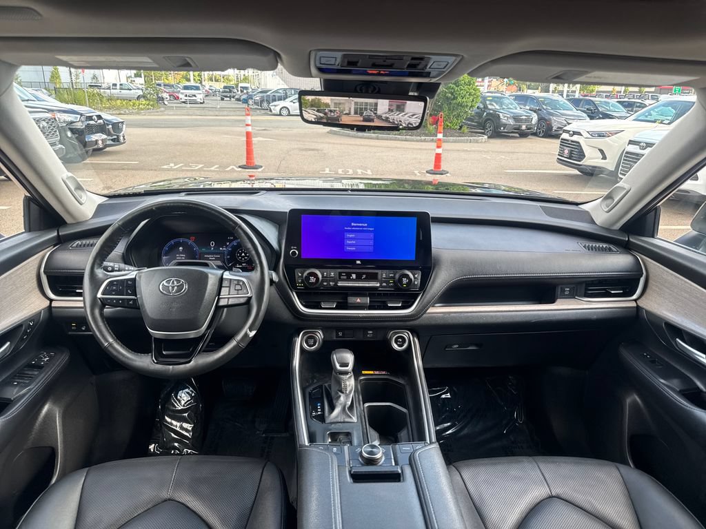 Used 2024 Toyota Grand Highlander AWD image 13