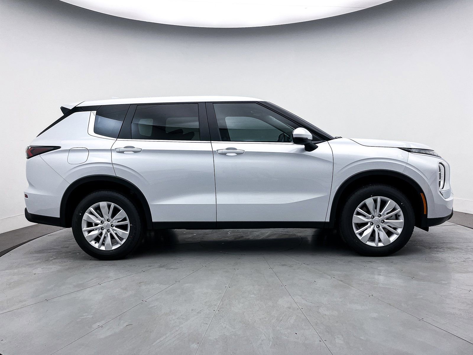 New 2025 Mitsubishi Outlander ES image 8