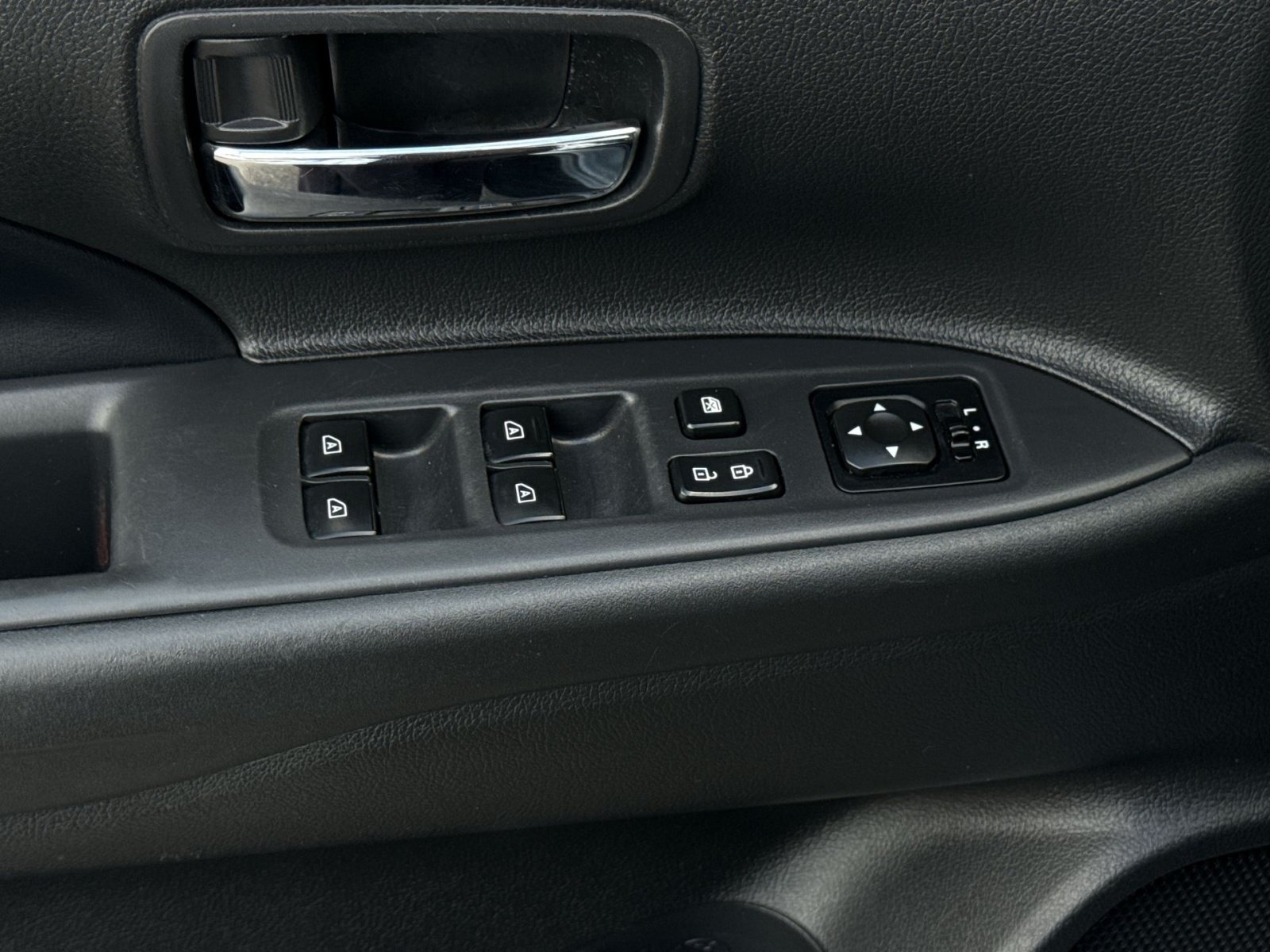 Used 2020 Mitsubishi Outlander ES AWD/4WD image 15