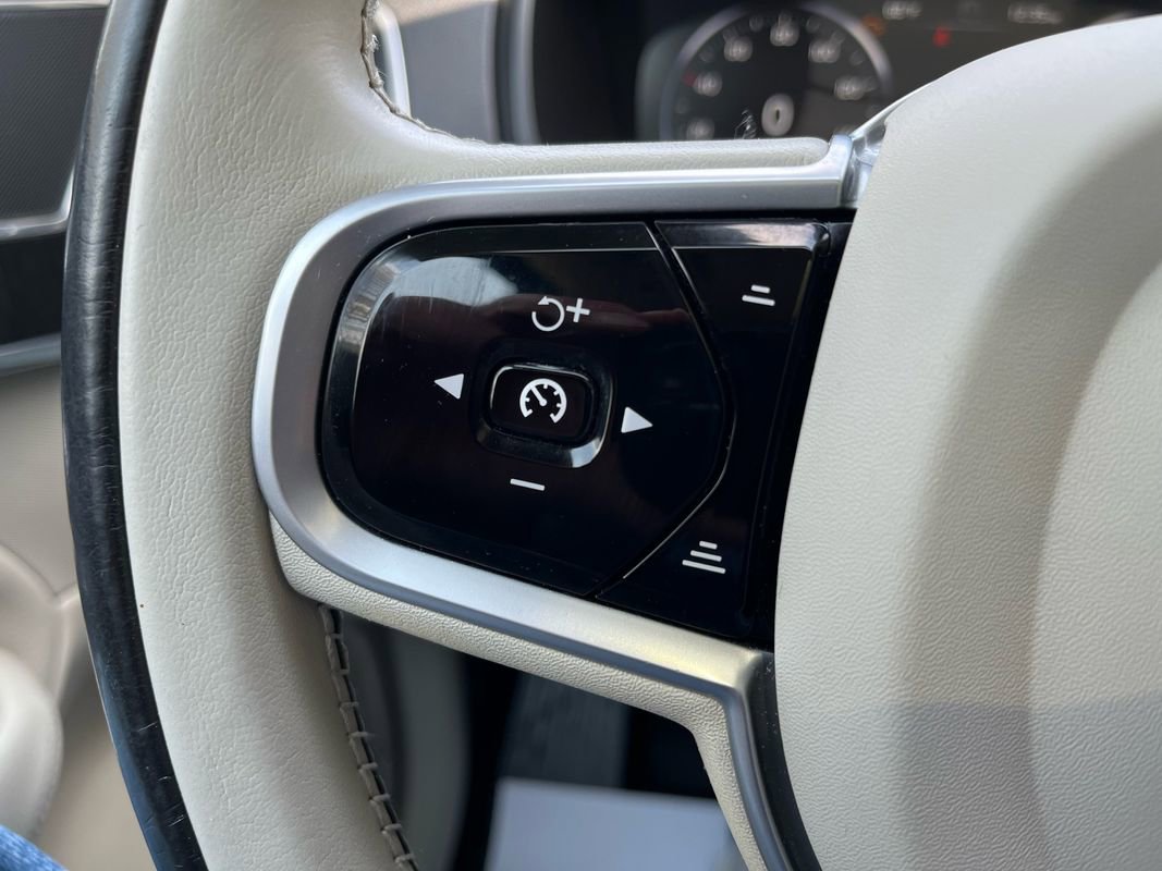 Used 2020 Volvo XC90 T6 Momentum w/ Protection Package Premier image 16