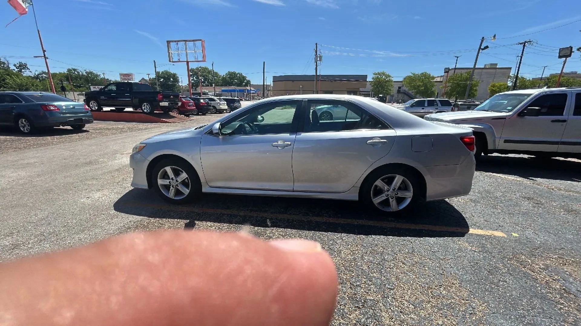 Used 2014 Toyota Camry SE w/ Fleet Convenience Package image 3