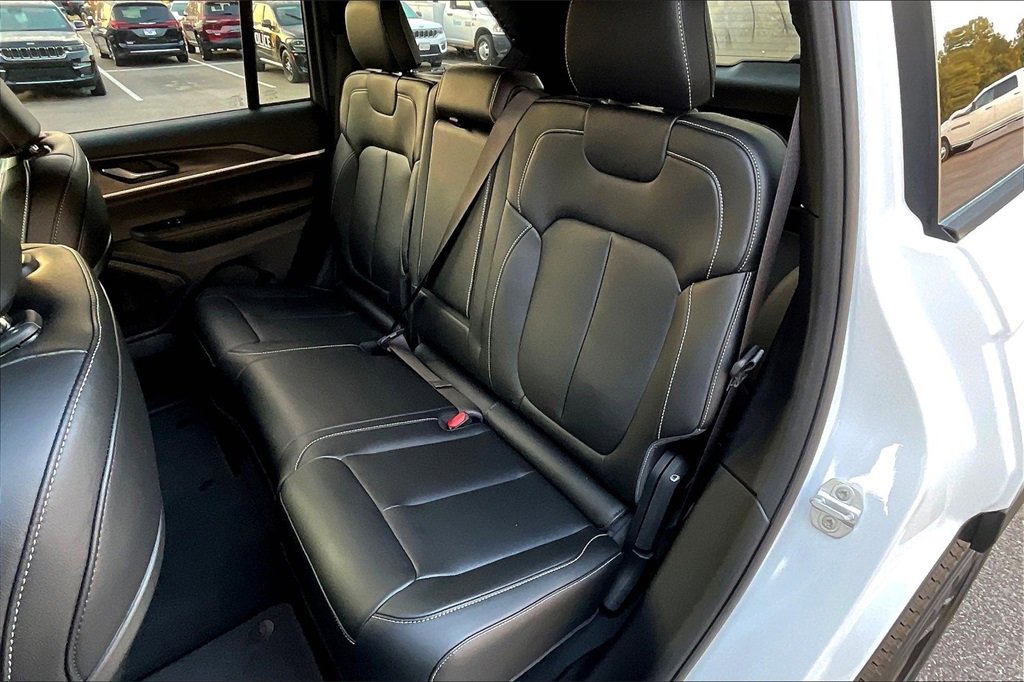 New 2025 Jeep Grand Cherokee Limited w/ Black Appearance Package image 10