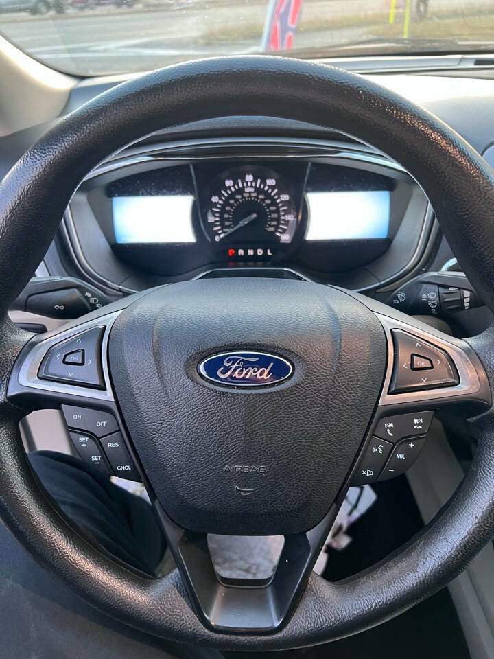 Used 2017 Ford Fusion SE w/ Fusion SE Technology Package image 2