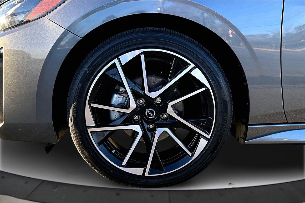 Used 2025 Nissan Sentra SR w/ SR Premium Package image 32