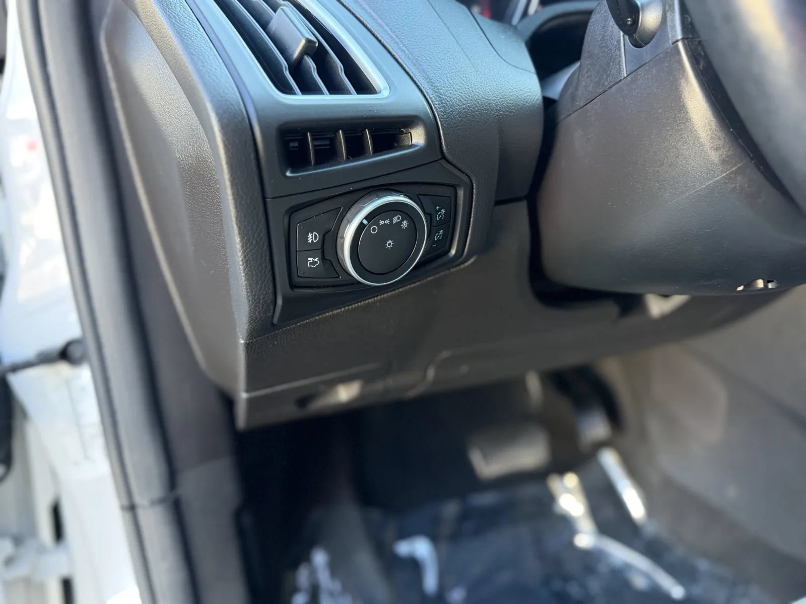 Used 2018 Ford Focus Titanium FWD image 28