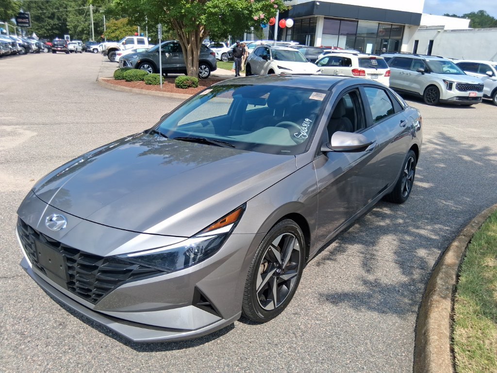 Used 2023 Hyundai Elantra SEL w/ Convenience Package FWD image 2
