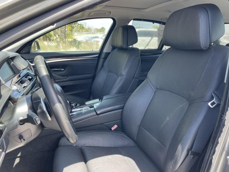 Used 2014 BMW 550i Sedan w/ Executive Package RWD image 2