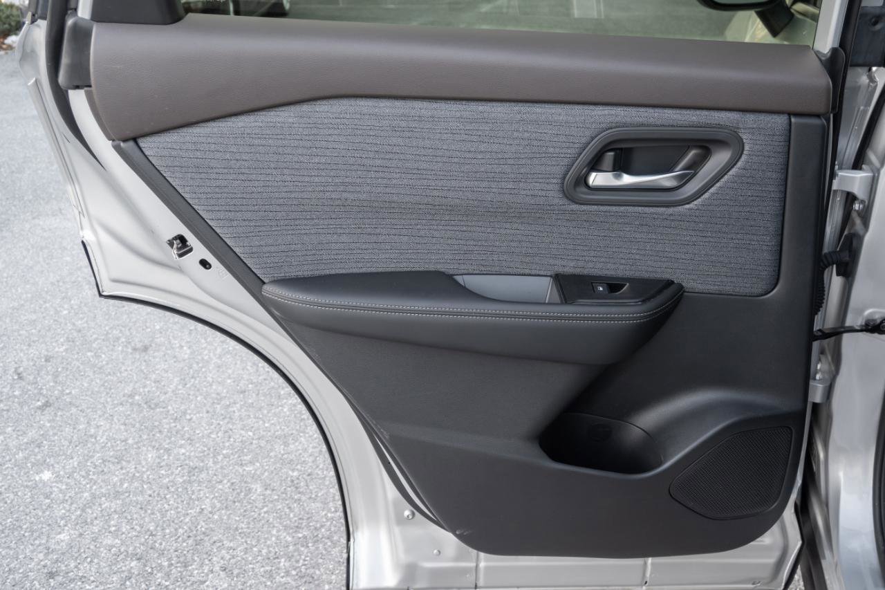 Used 2023 Nissan Rogue SV image 18