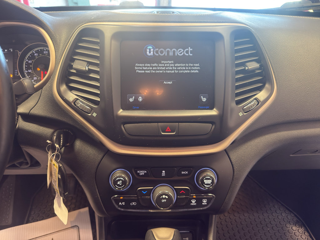 Used 2016 Jeep Cherokee Latitude w/ Cold Weather Group AWD/4WD image 19