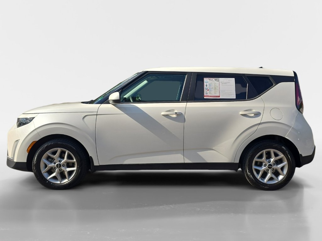 Used 2023 Kia Soul S image 2