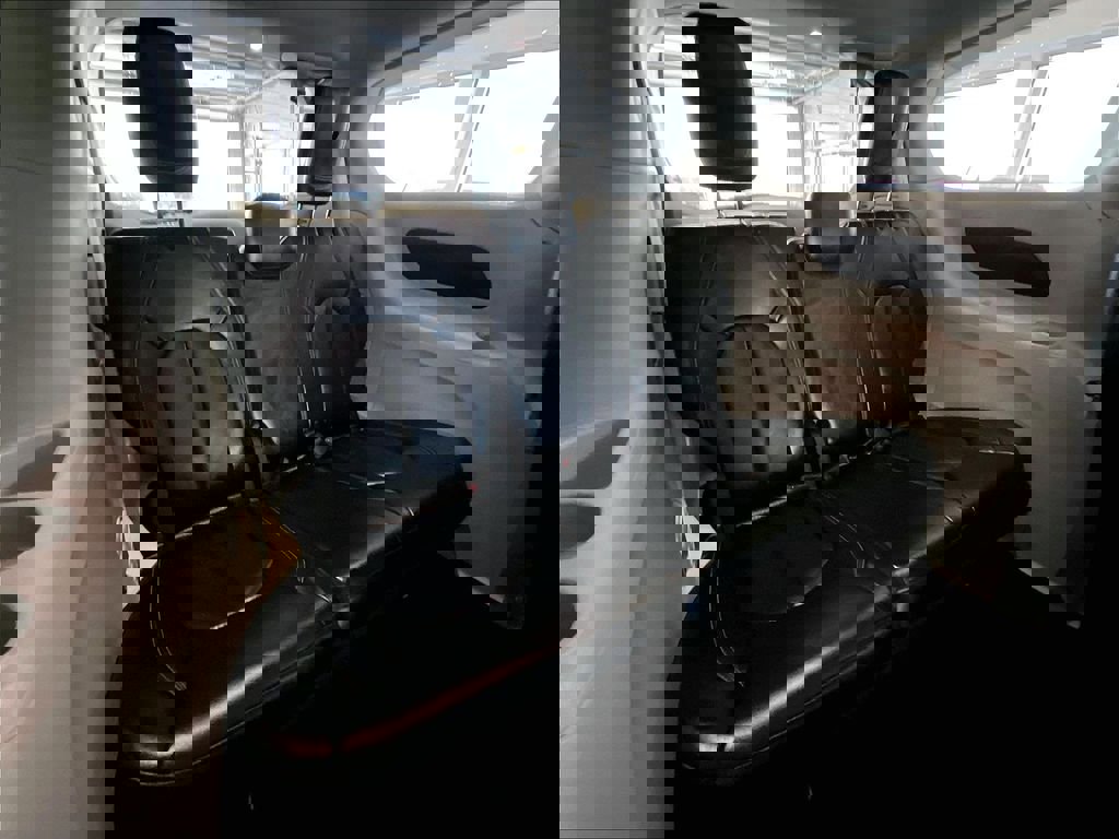 Used 2023 Chrysler Pacifica Touring-L image 17