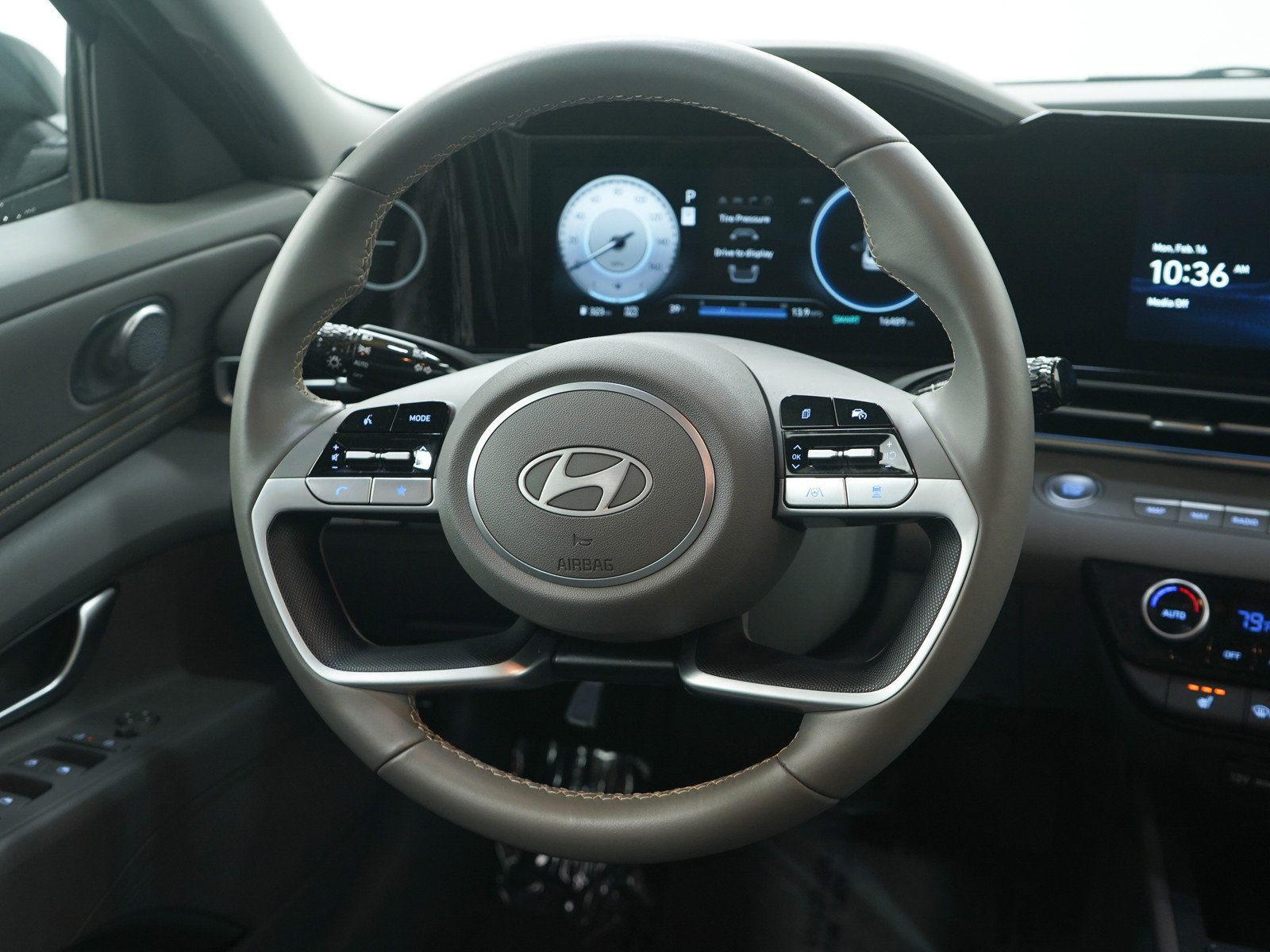 Used 2025 Hyundai Elantra SEL image 15