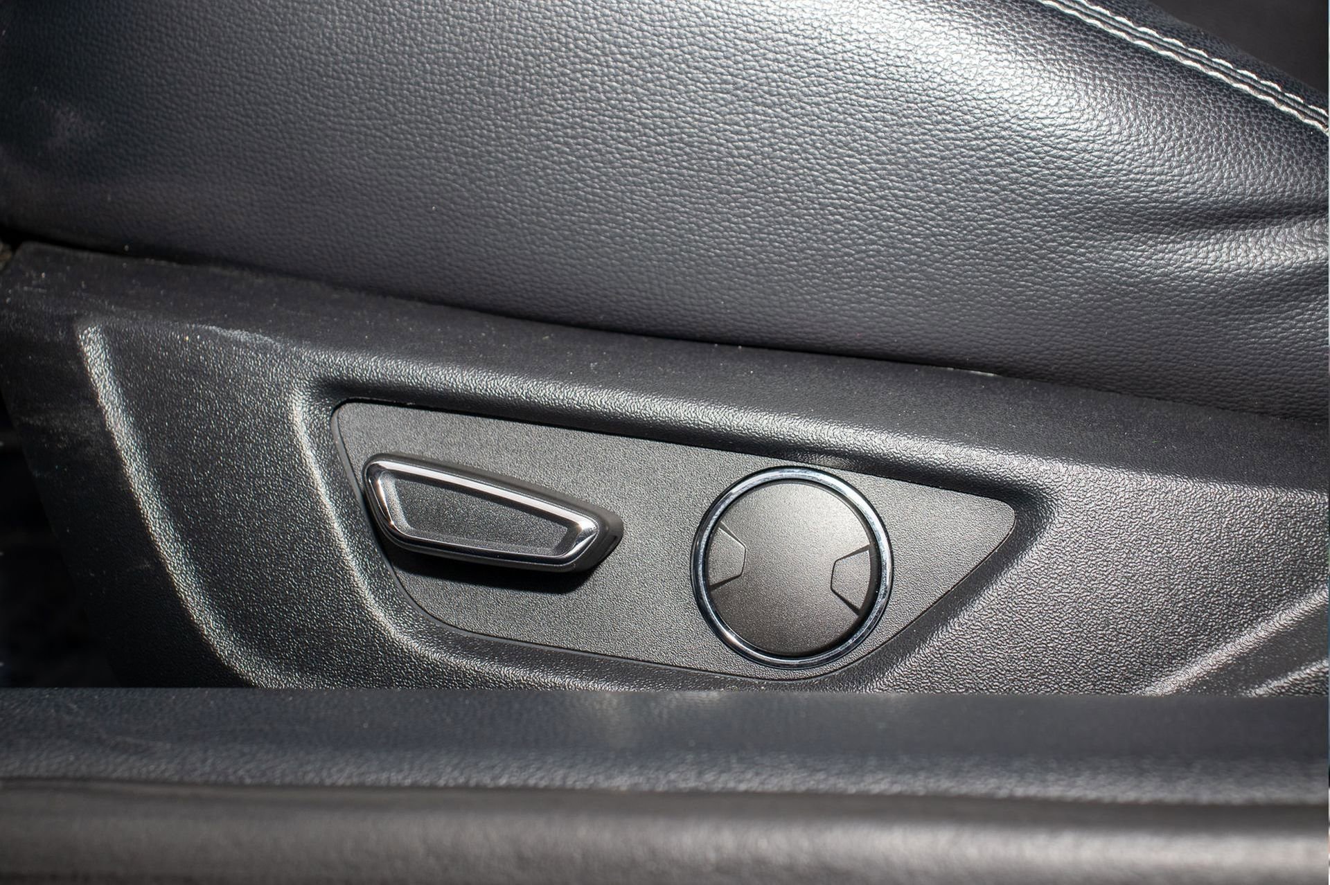 Used 2019 Ford Mustang Premium w/ Ecoboost Performance Package image 17