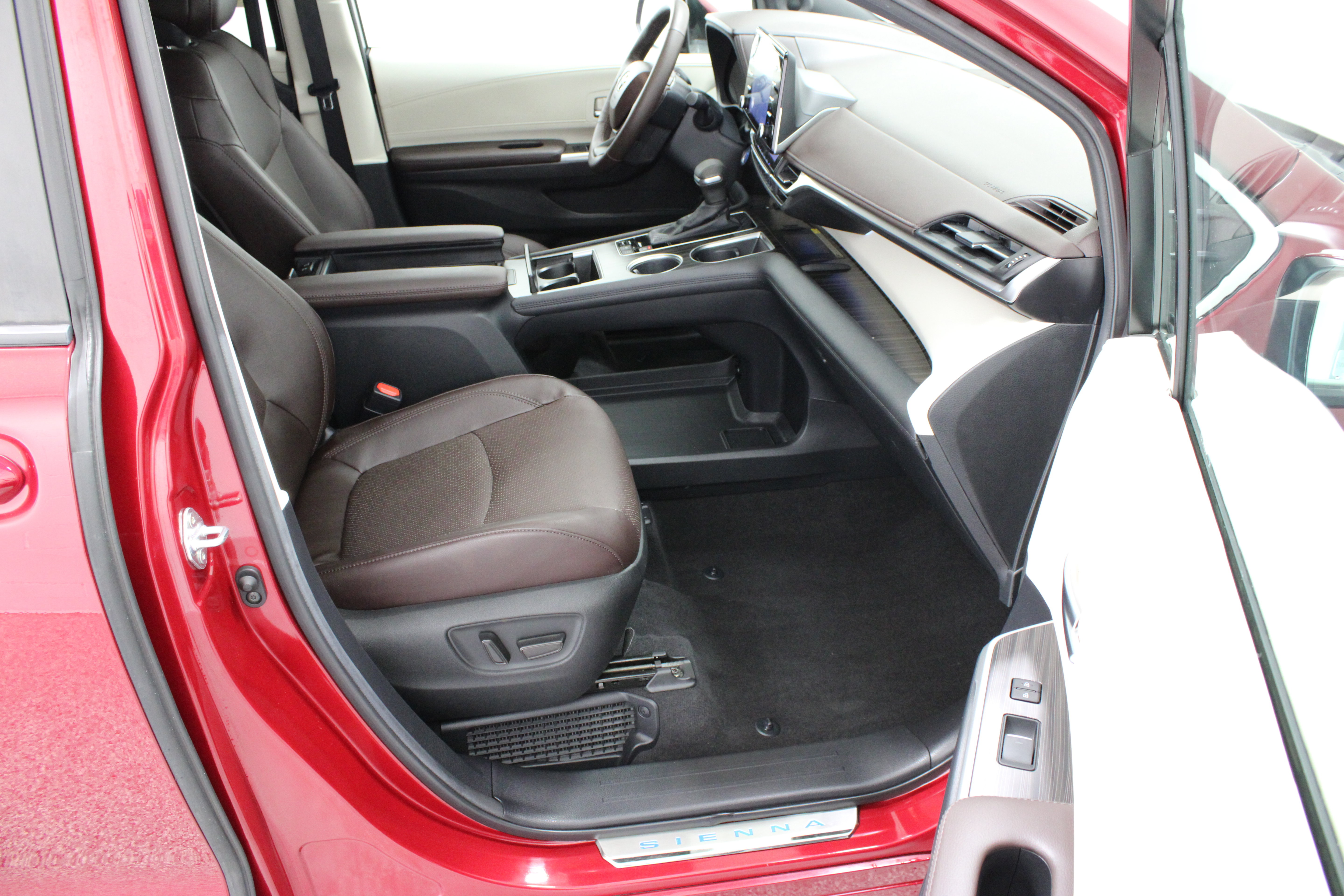 Used 2024 Toyota Sienna Platinum AWD/4WD image 41