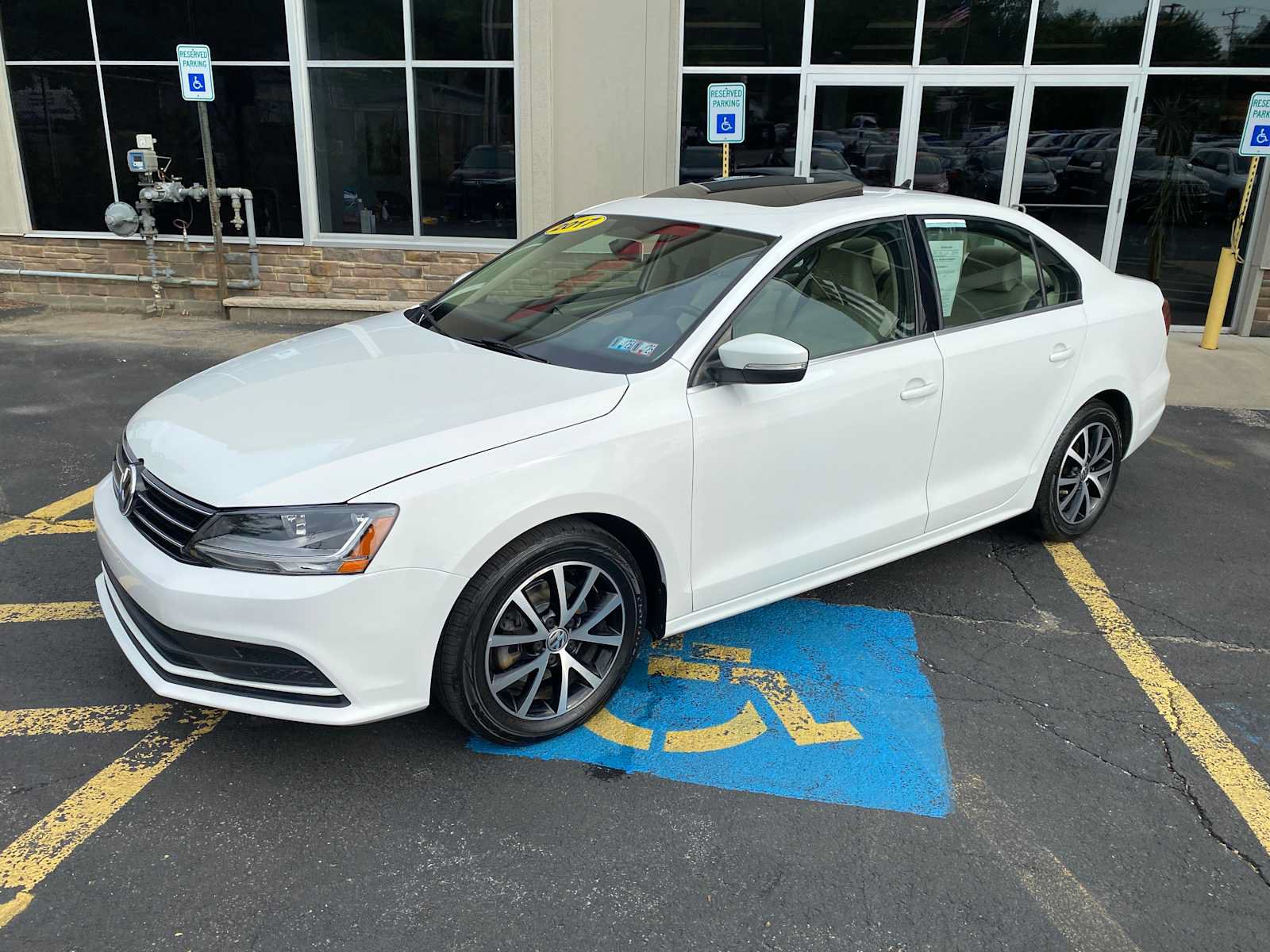 Used 2017 Volkswagen Jetta SE FWD image 2