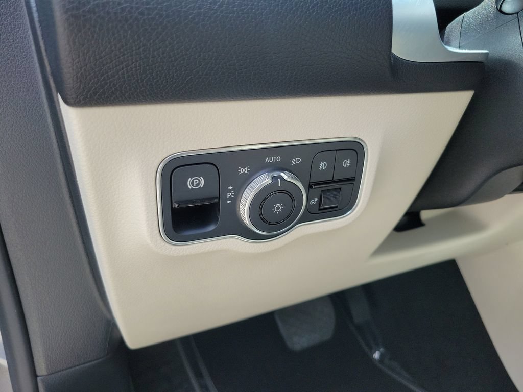 Used 2023 Mercedes-Benz GLB 250 image 24