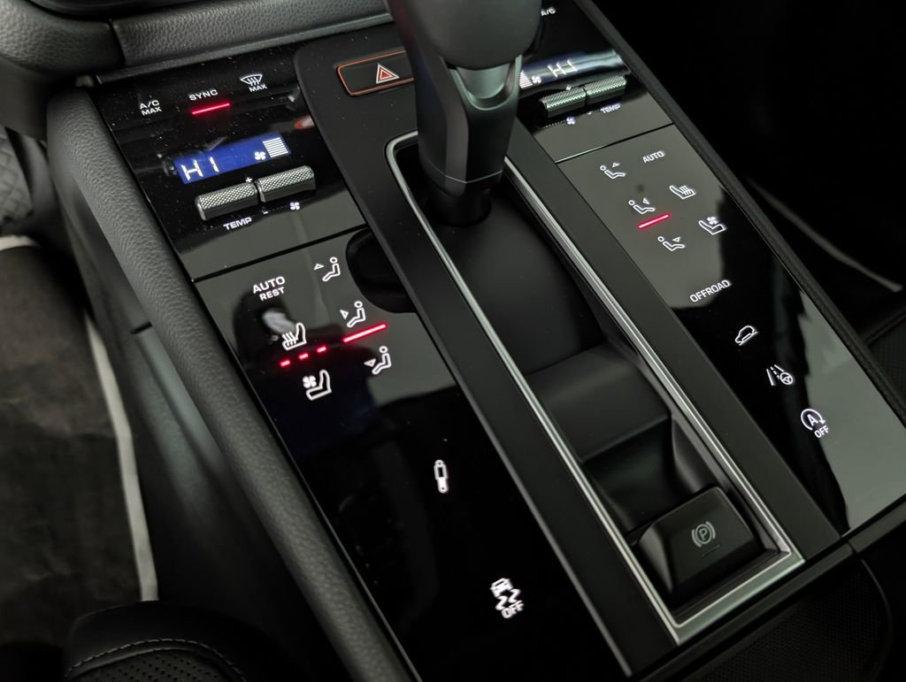 New 2026 Porsche Macan Turbo image 31