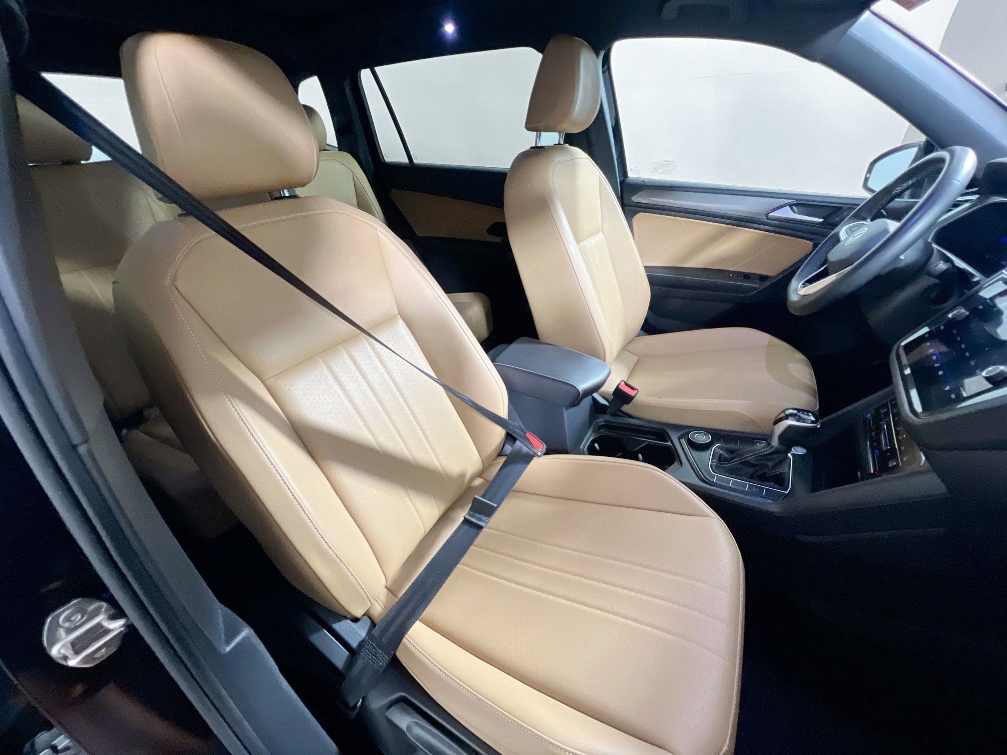 Used 2023 Volkswagen Tiguan SE AWD/4WD image 31