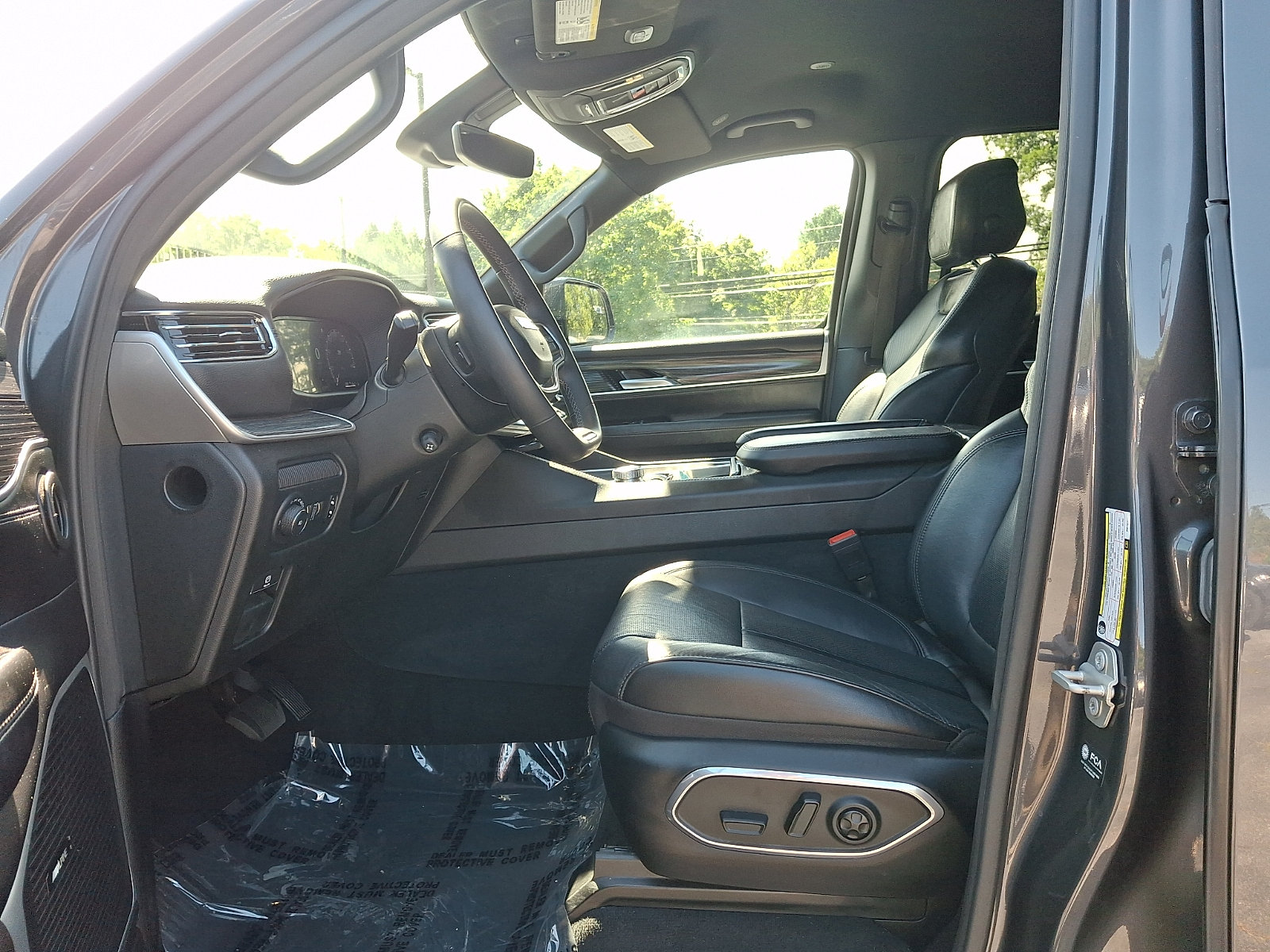 Used 2024 Jeep Wagoneer L Series II w/ Flexible Seating Group AWD/4WD image 14
