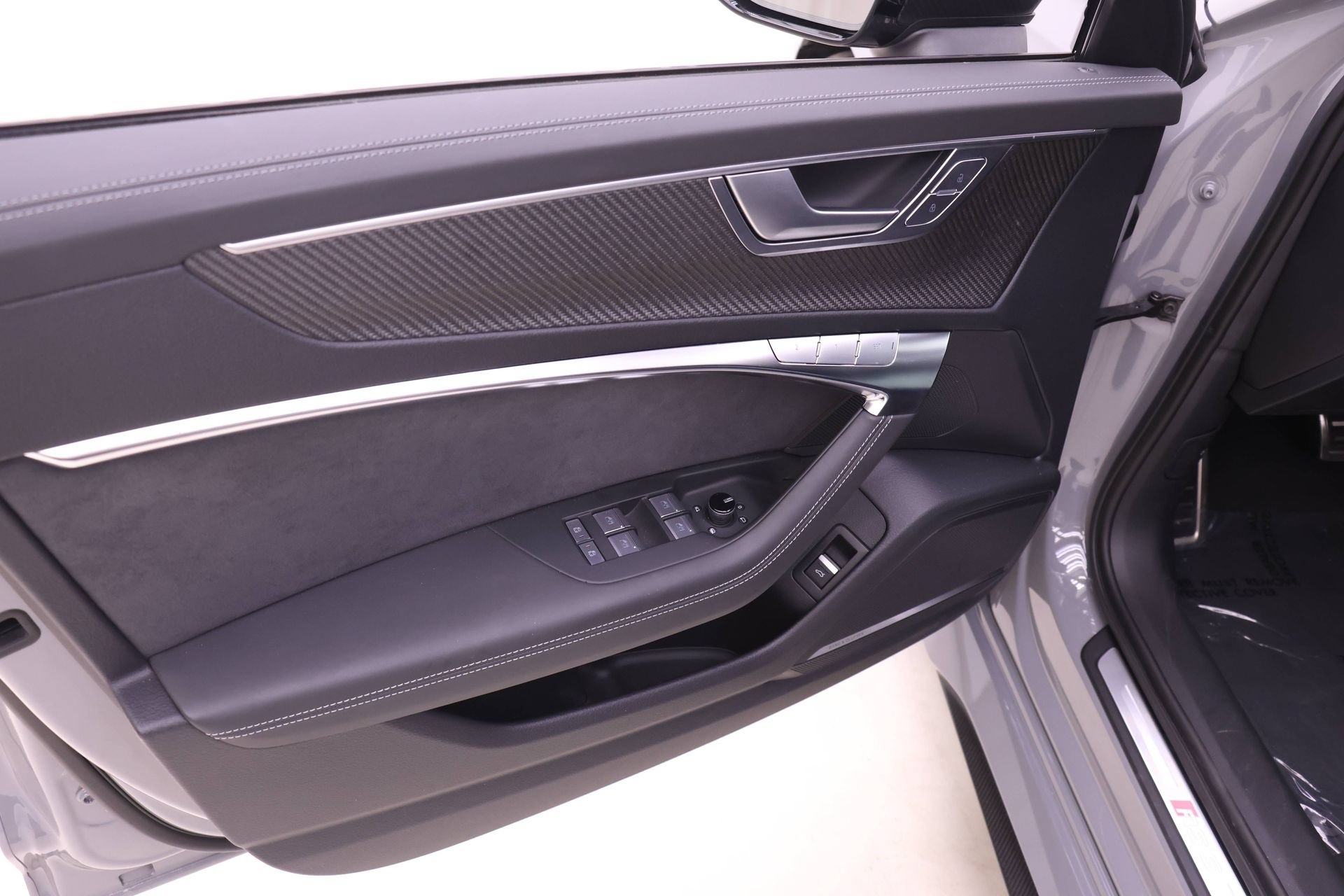 Certified 2025 Audi RS 6 performance AWD/4WD image 12
