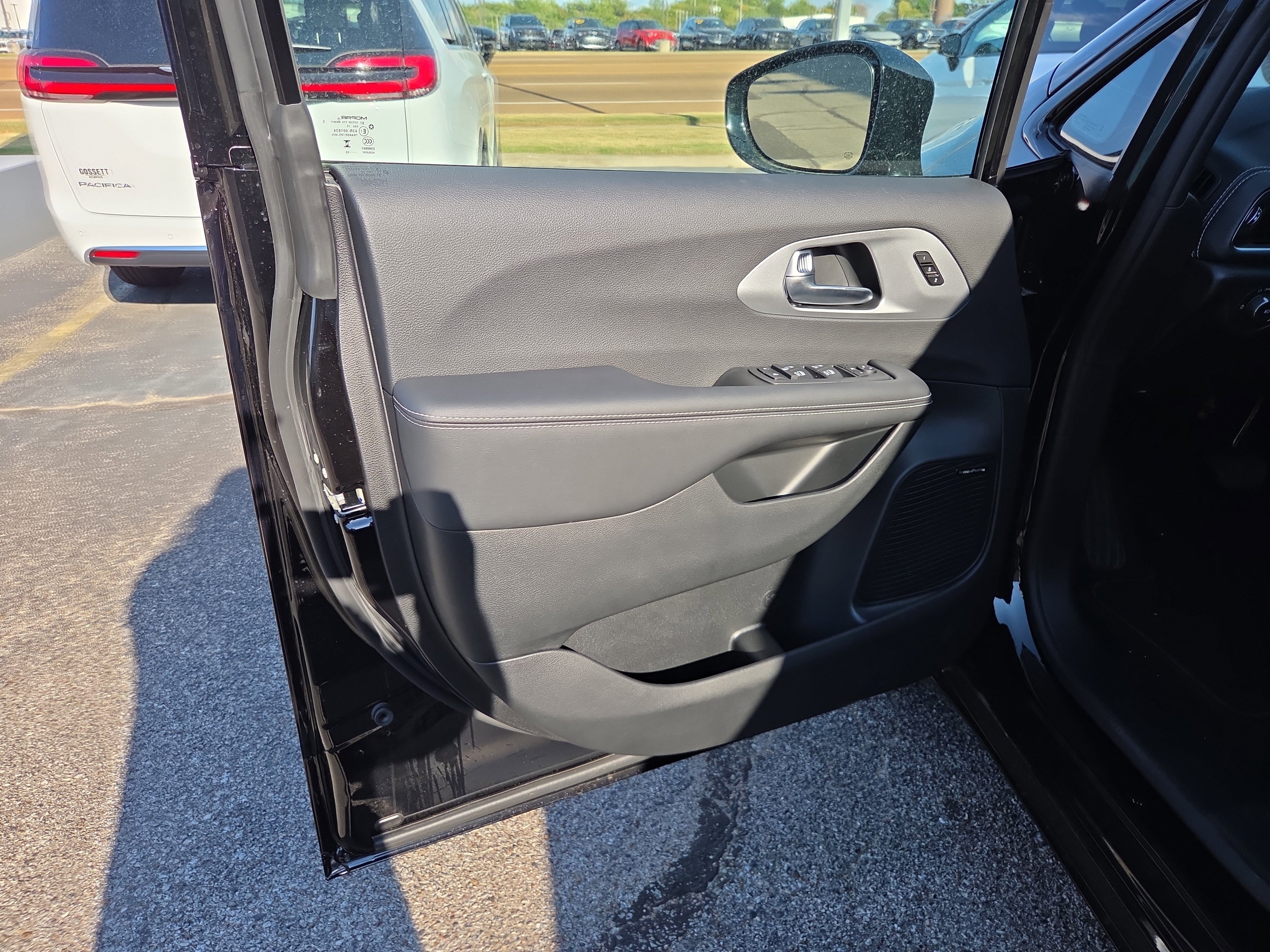 New 2026 Chrysler Pacifica Limited w/ Uconnect Theater Family Group image 5