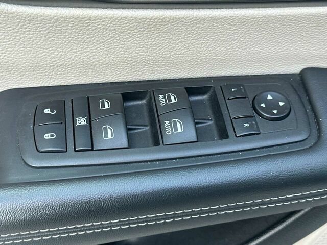 Used 2023 Chrysler Pacifica Touring-L FWD image 13