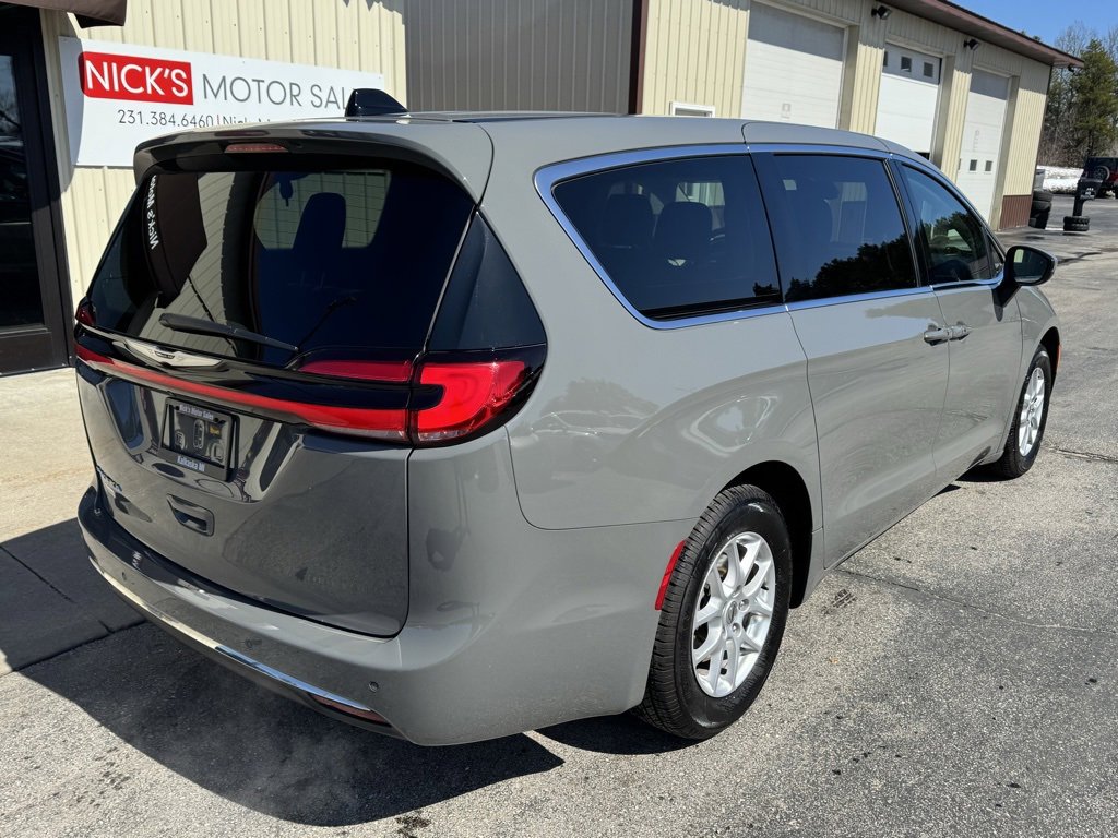 Used 2023 Chrysler Pacifica Touring-L image 3