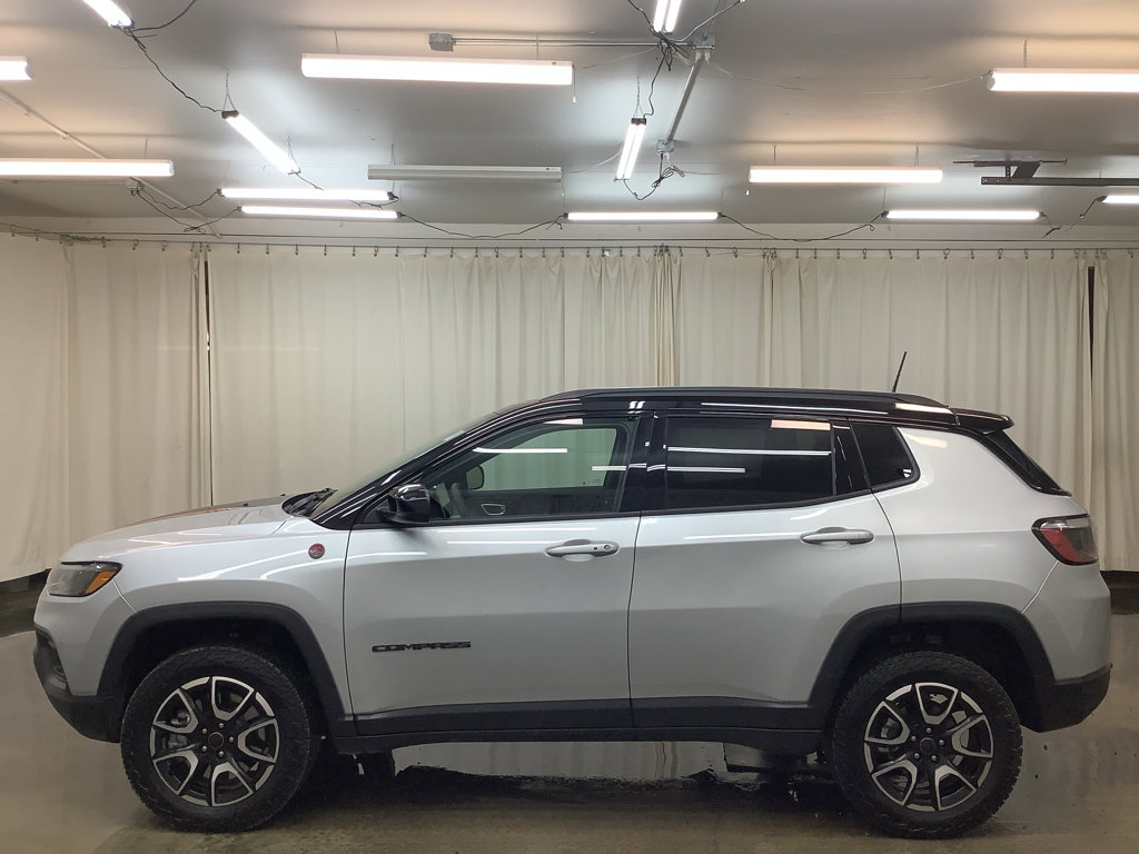 Used 2025 Jeep Compass Trailhawk AWD/4WD image 10