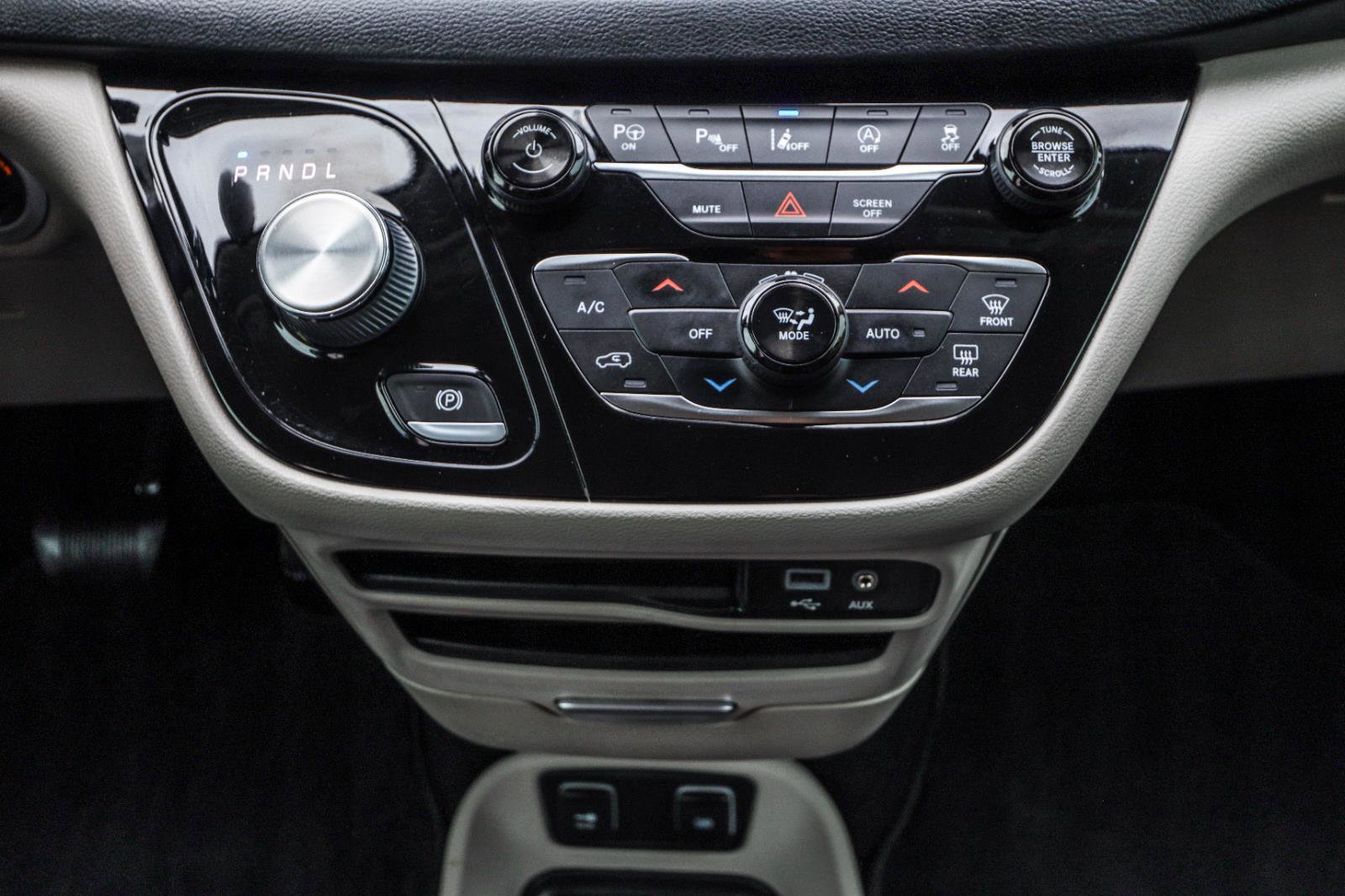 Used 2019 Chrysler Pacifica Touring-L w/ Advanced Safetytec Group FWD image 29