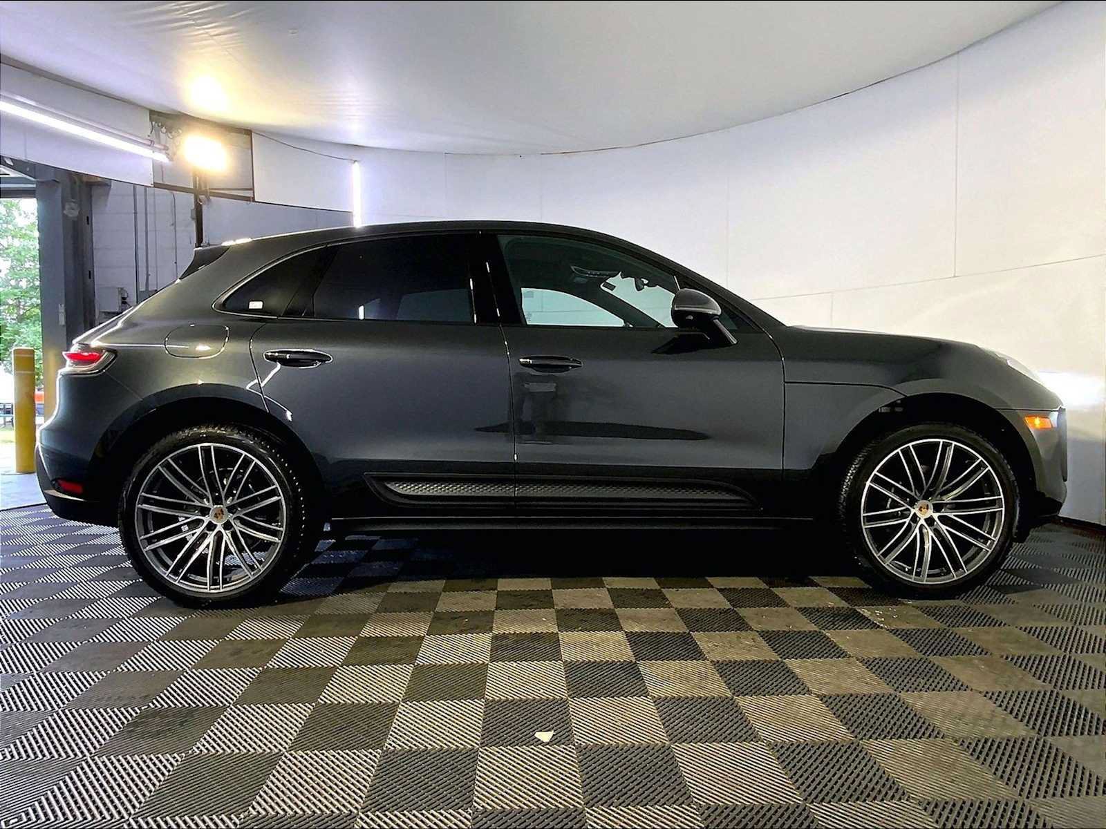 Certified 2026 Porsche Macan AWD/4WD image 8