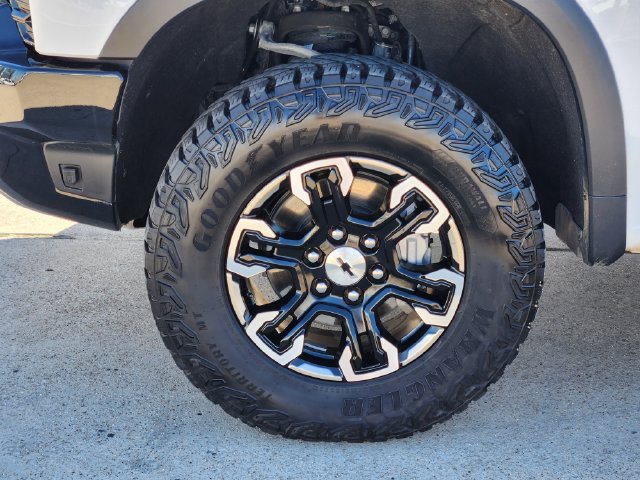 Used 2025 Chevrolet Silverado 1500 ZR2 w/ Technology Package AWD/4WD image 17