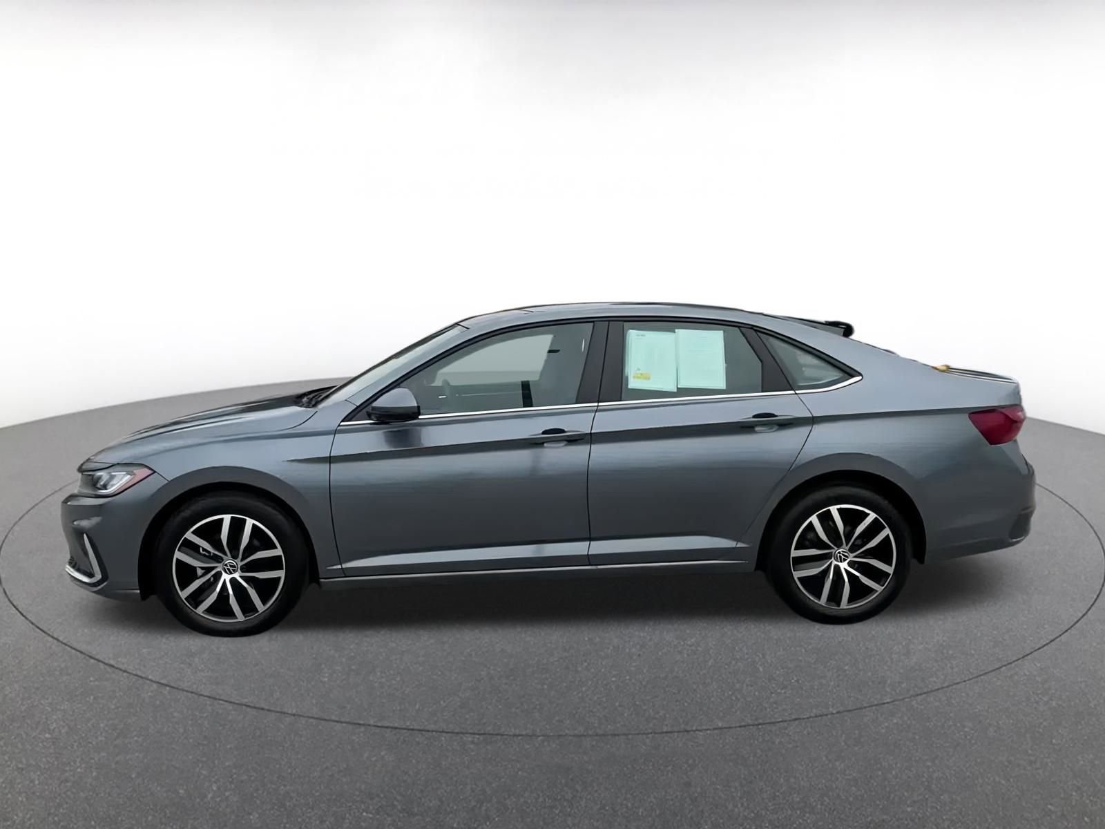 Used 2025 Volkswagen Jetta SE image 9