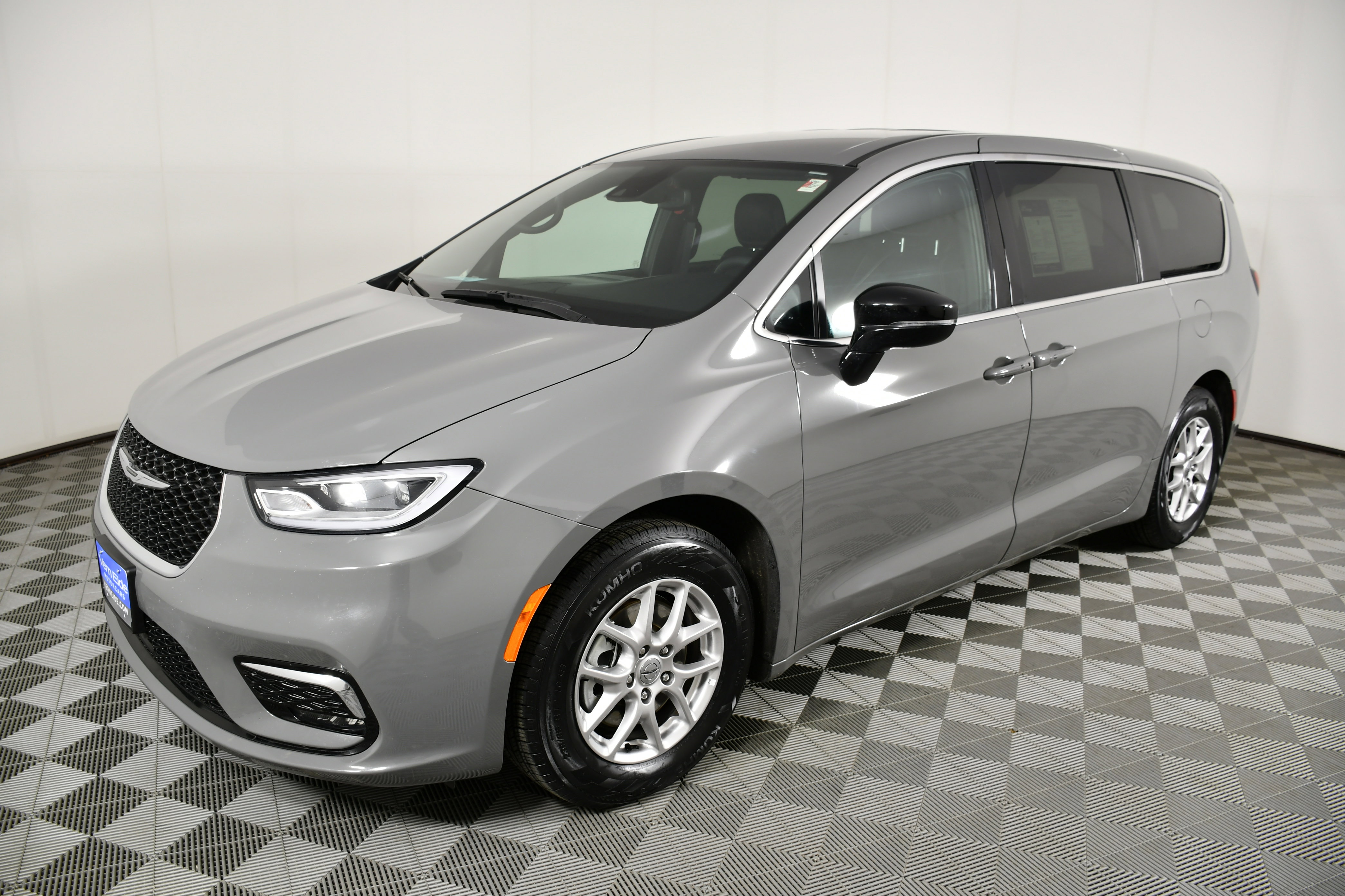 Used 2025 Chrysler Pacifica Select image 10