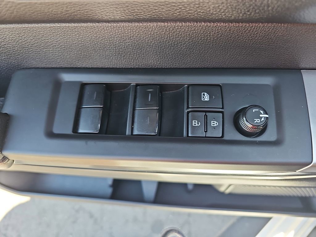 Used 2022 Toyota Tundra SR5 w/ SR5 Premium Package AWD/4WD image 31