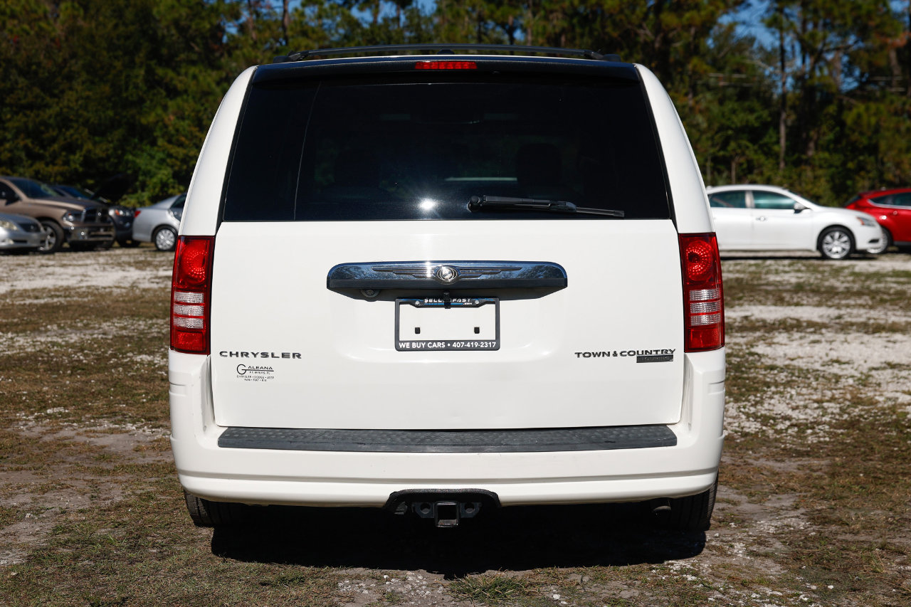 Used 2009 Chrysler Town & Country Touring image 7