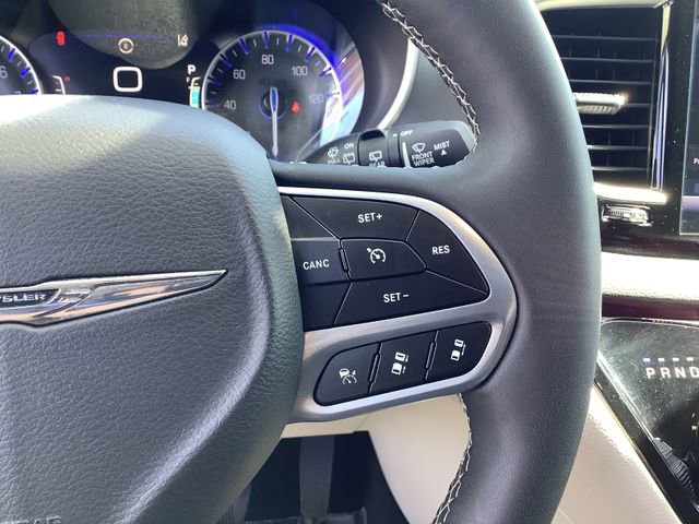 Used 2023 Chrysler Pacifica Touring-L image 12