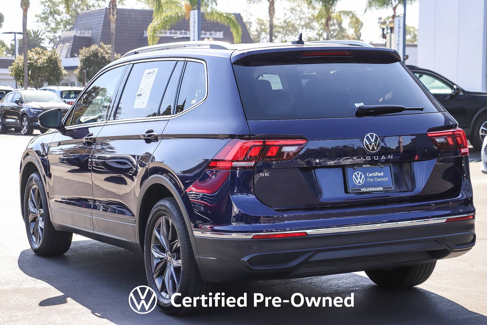 Used 2023 Volkswagen Tiguan SE w/ Panoramic Sunroof Package FWD image 9