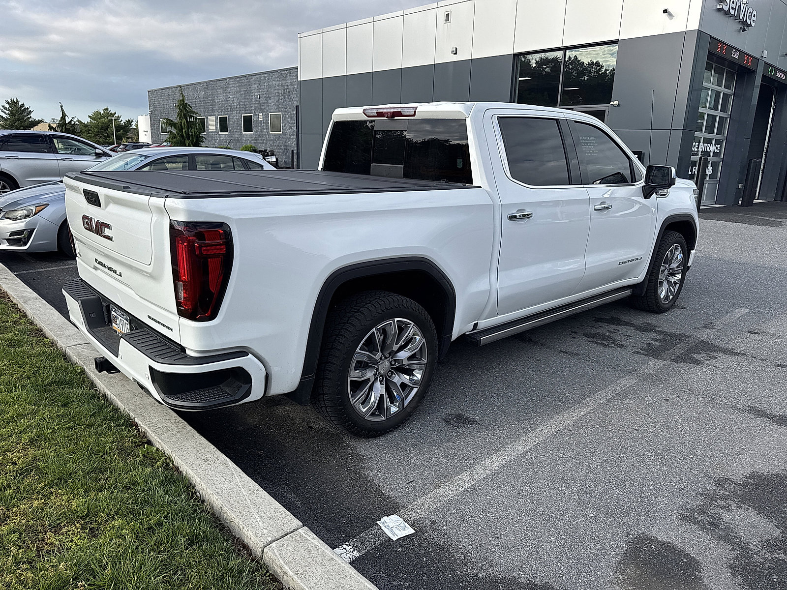 Used 2023 GMC Sierra 1500 Denali w/ Denali Reserve Package AWD/4WD image 3