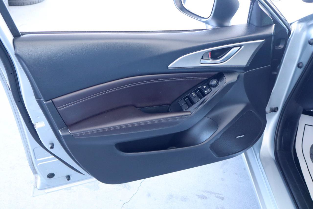 Used 2018 MAZDA MAZDA3 Touring FWD image 12