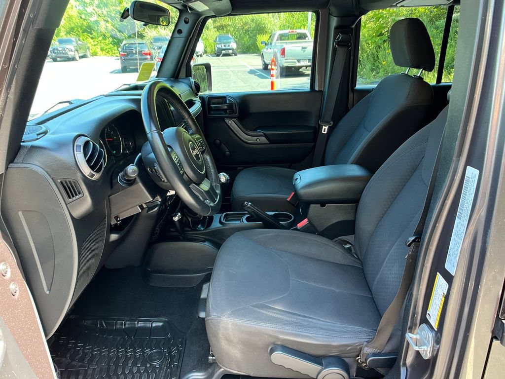 Used 2016 Jeep Wrangler Unlimited Sport w/ Connectivity Group AWD/4WD image 9