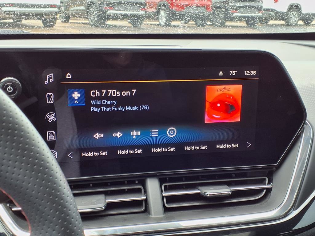 Used 2025 Chevrolet Trax RS w/ Sunroof Package image 4