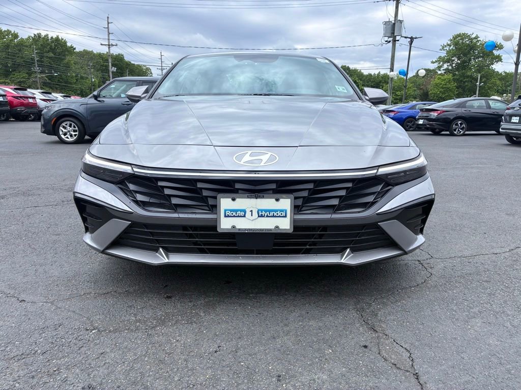 Used 2025 Hyundai Elantra Limited FWD image 2